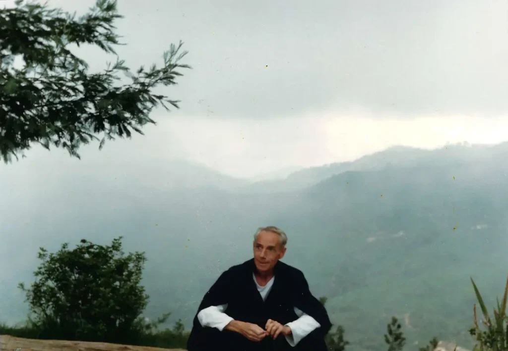 Satprem assis devant les montagnes